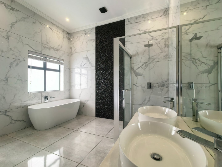 5 Bedroom Property for Sale in Kingswood Golf Estate Western Cape